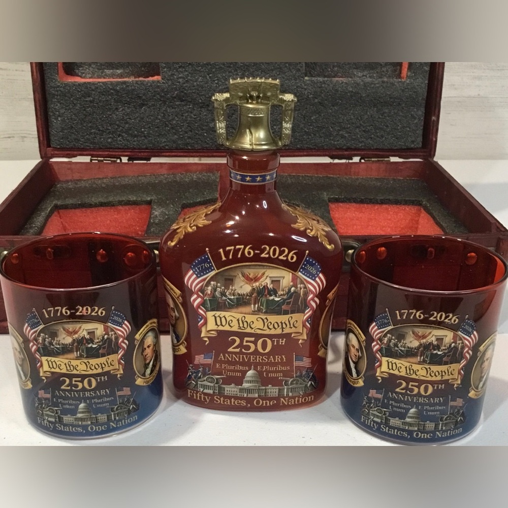USA 250th Anniversary Whiskey Decanter 2 Glass Set 1776-2026 in a very nice case